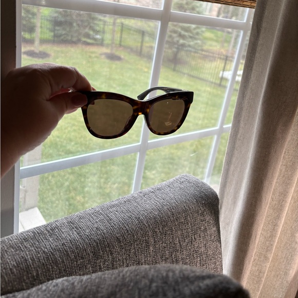 Full set! 100% authentic Burberry sunglasses. Never been worn. - Picture 3 of 16
